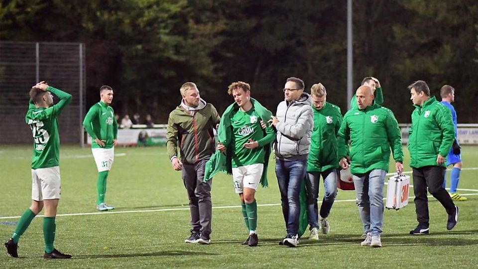 Im Spiel beim FC Fürth hat sich Bastian Weis an der Hand verletzt und wurde vorsorglich ins Krankenhaus gefahren. Der FV Mümling-Crumbach verlor das Gruppenligaduell am Mittwochabend mit 2:5. 	