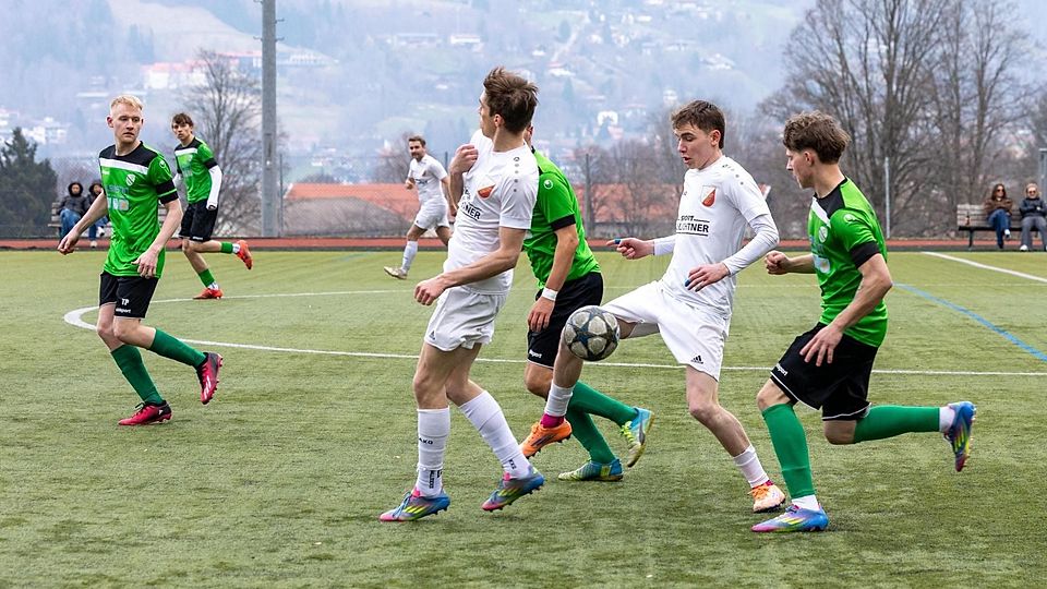 Chancenlos war der FC Real Kreuth II (am Ball in Weiß Raphael Weidner) auswärts gegen die SG Tegernseer Tal.