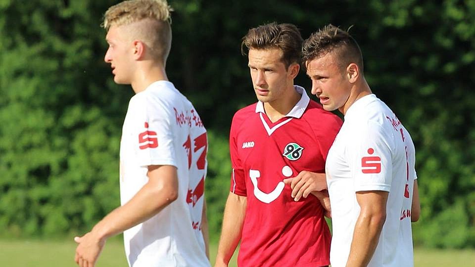 Daniel Ujazdowski (in roten Dress von Hannover 96) ist zu seinen sportlichen Wurzeln zurückgekehrt (F. Privat)
