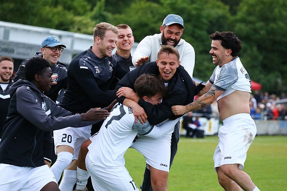 Nach dem fünften FC-Tor durch Youngster Max Materne (unten) war der Jubel am Tegernheimer Hohen Sand grenzenlos.