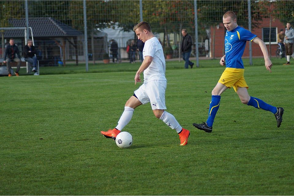 Trickreich: Torschütze Kevin Gulba (l.) spielt mit einem Hackentrick seinen Gegenspieler aus. Foto: BOKUN Trickreich: Torschütze Kevin Gulba (l.) spielt mit einem Hackentrick seinen Gegenspieler aus. Foto: BOKUN
