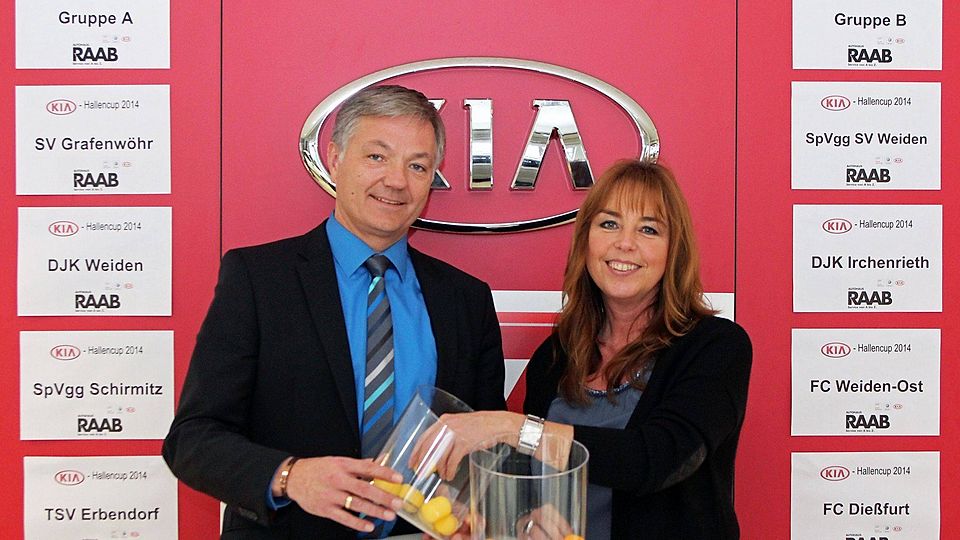 Autohaus Raab-Geschäftsführer Josef List (l.) und ?Losfee? Lisa Kett (r.) hatten am Donnerstag bei der Auslosung der Gruppen des KIA-Hallencups ein glückliches Händchen. Foto: Landgraf