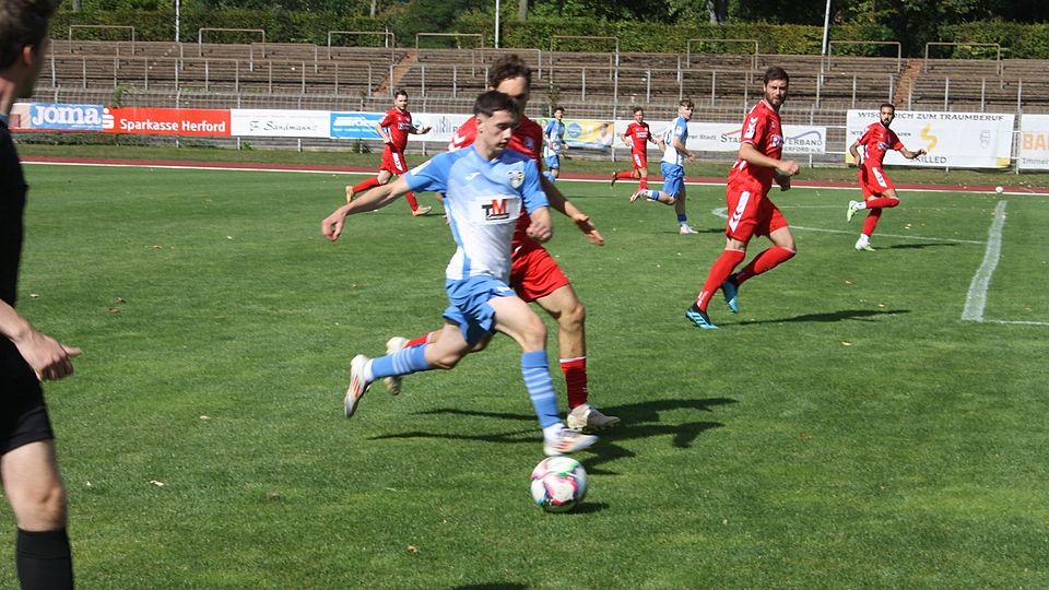 Kein Durchkommen: Stepan Hobrei (vorne) und der SC Herford mussten sich im eigenen Stadion dem SV Heide Paderborn mit 2:3 geschlagen geben.