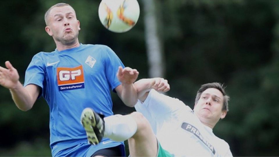 Tim Kaiser (rechts) hört im Sommer als Trainer des Fußball-Kreisoberligist KSV Eschenrod auf. Foto: Archiv/sen