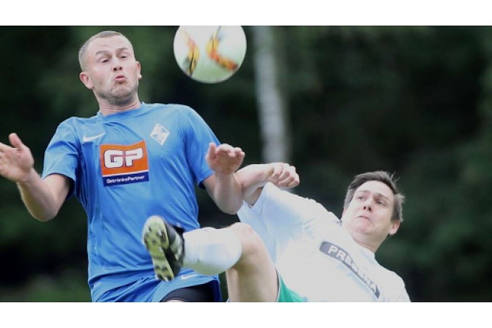 Tim Kaiser (rechts) hört im Sommer als Trainer des Fußball-Kreisoberligist KSV Eschenrod auf. Foto: Archiv/sen