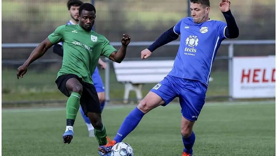Der SSV Dillenburg (li., Luc Traore) und der SSV Langenaubach (re., David Nasaruk) wollen in der B-Liga oben mitspielen. Können die Clubs aber auch Türkgücüs Durchmarsch verhindern? © Lorenz Pietzsch