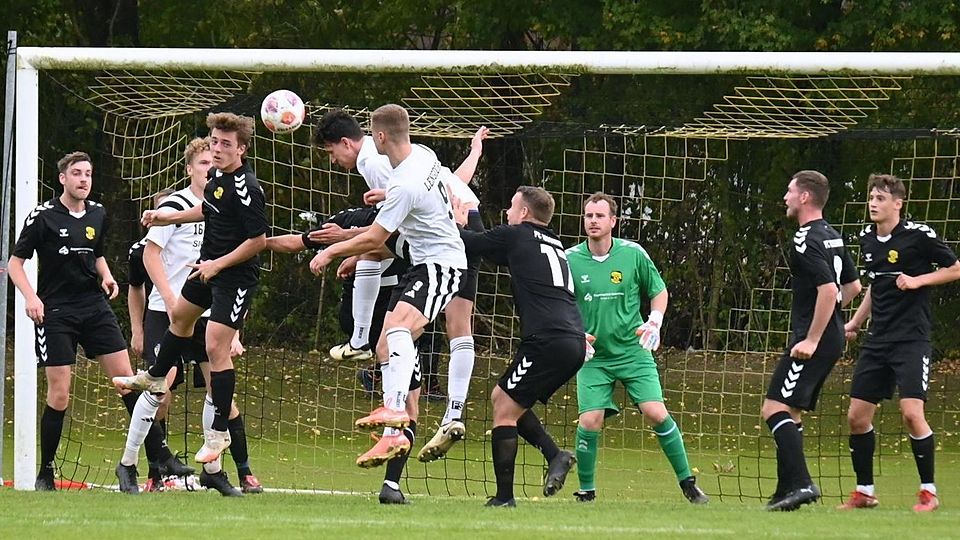 Turbulent ging es vor dem Moosinninger Tor zu, das Abteilungsleiter Tom Kressirer hütete. Die Lengdorfer (weiße Trikots) überwanden ihn und seine Abwehr fünfmal.