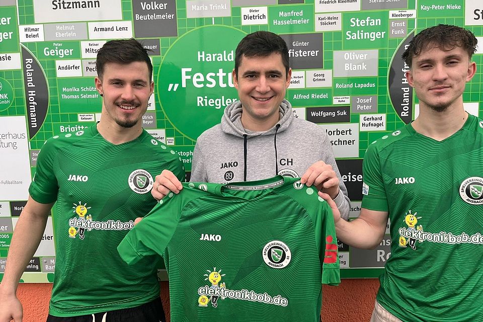 Ansbach-Coach Christoph Hasselmeier (Mitte) freut sich über die Verpflichtung von Antonio (v.l.) und Alessandro Paunescu.