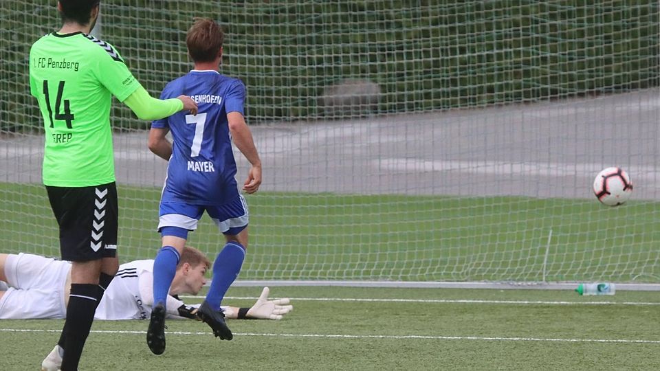 Häufiges Bild am Samstag: Der Ball fliegt ins Penzberger Tor, FC-Keeper Moritz Wolff und Fazlican Verep (in Grün) schauen nur noch hinterher.