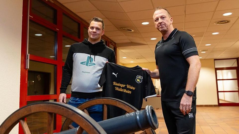 Dass Roland Klein (rechts), den Andreas Lamberty im Januar als neuen Coach vorstellte, mit der TG Wallertheim in die C-Klasse geht, ist ein wichtiger Faktor für den Aufschwung beim Zwangsabsteiger.	Foto: Carsten Selak/pakalski-press