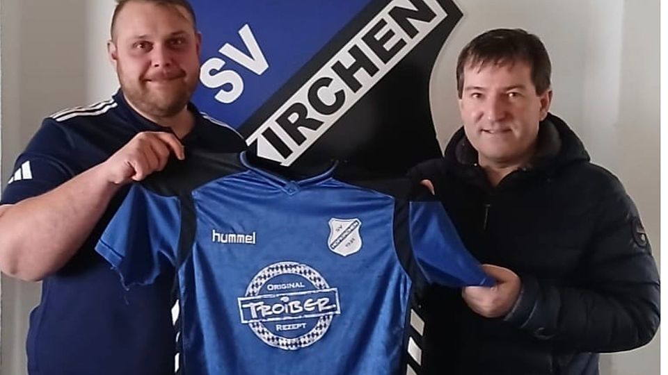 Matthias Molnar (re.) mit Hofkirchens Manager Maximilian Penzenstadler