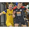 Futsal als neue Hallen-Spielart voll angenommen haben Mannschaften wie Ziemetshausen (in Gelb) und Bubesheim. Kein Wunder, dass die beiden Halbfinalisten bei der Qualifikation zur schwäbischen Meisterschaft nun bei der Landkreismeisterschaft zum Favoritenkreis zählen.  Foto: Ernst Mayer