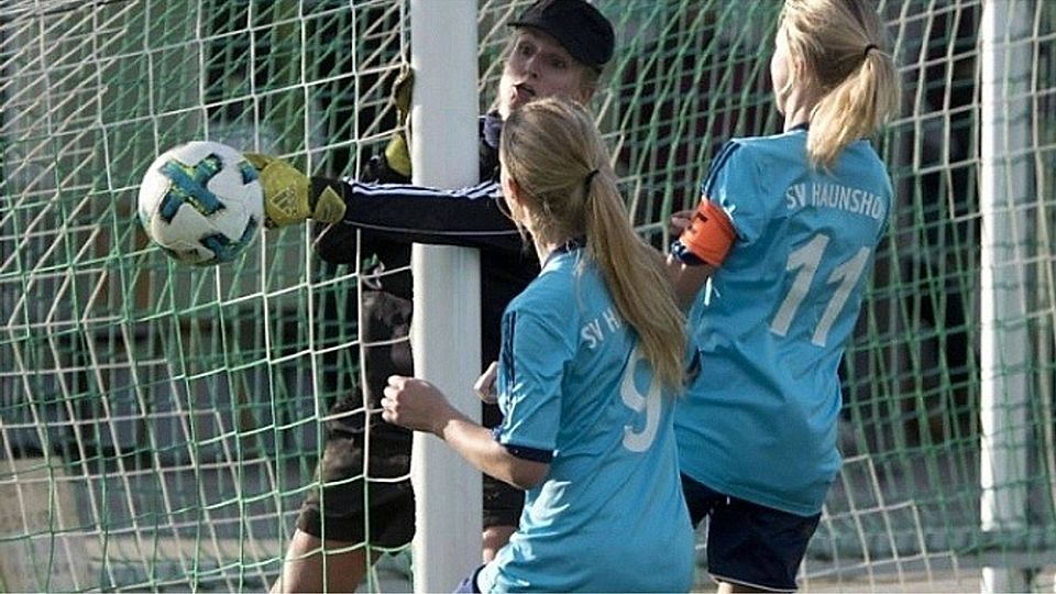 Szene aus dem Hinspiel: Damals brachten die SC-Damen den Ball nicht im Haunshofener Tor unter. Foto: Gronau