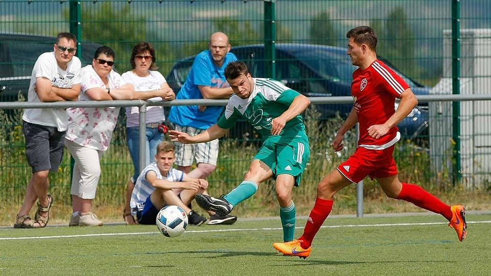 Sommerlicher Kick: Im Spitzenspiel der A-Klasse sicherte sich Türkgücü Ippesheim (rote Trikots) drei Punkte gegen die SG Guldental.