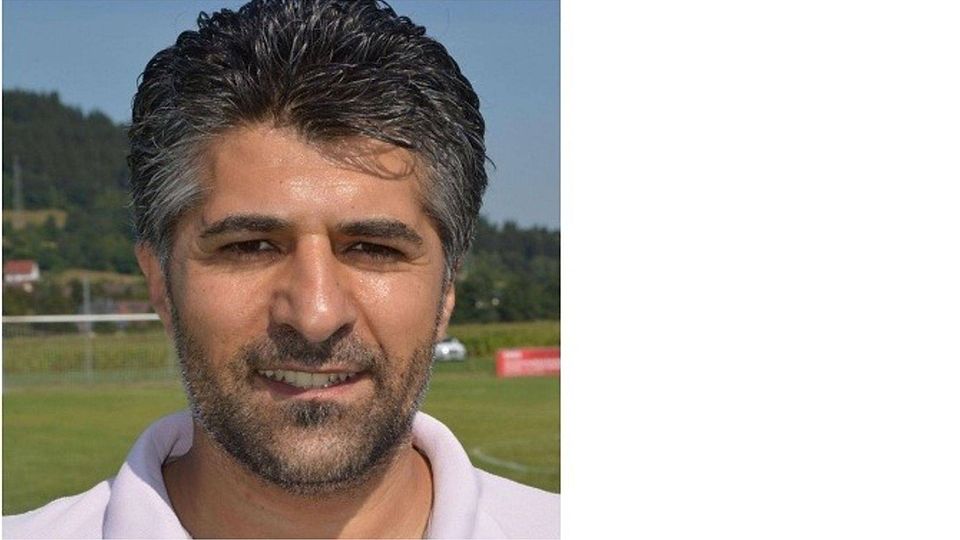 Mesut Kul trainiert die Fußballer des TSV Gaildorf.  bu