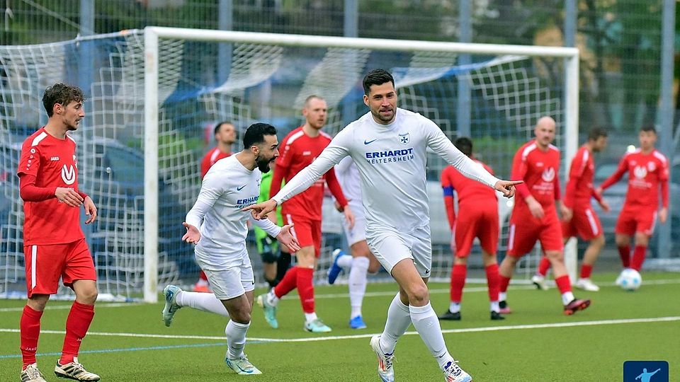 Andreas Herrmann vom FC Heitersheim (weißes Trikot, vorne) feiert seinen 1:0-Führungstreffer im Bezirkspokal-Viertelfinale gegen die SG Sexau/Buchholz.