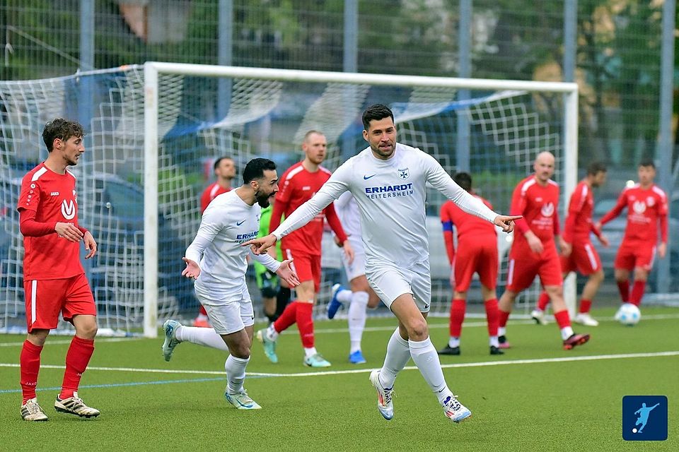 Andreas Herrmann vom FC Heitersheim (weißes Trikot, vorne) feiert seinen 1:0-Führungstreffer im Bezirkspokal-Viertelfinale gegen die SG Sexau/Buchholz.