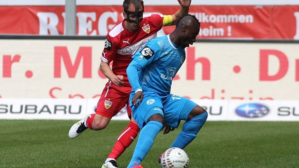 Randy Edwini-Bonsu (vorn, gegen Tobias Rathgeb/VfB II) spielt um einen neuen Vertrag. Trainer Horst Steffen fordert mehr Konstanz von ihm. Foto: Lommel