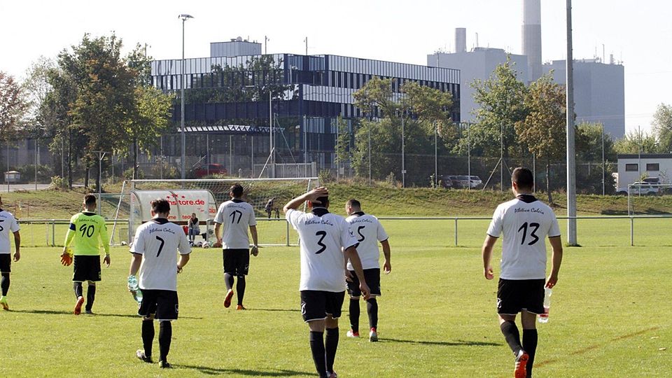 "Die Jungs lieben sich": Trotz einer Niederlagense­rie von über 20 Spielen geben die Spieler von Atle­tico Calcio immer alles. Gegen Eintracht Süd hol­ten sie so sogar noch einen 0:2-Pausen-Rück­stand auf. F: Eduard Weigert