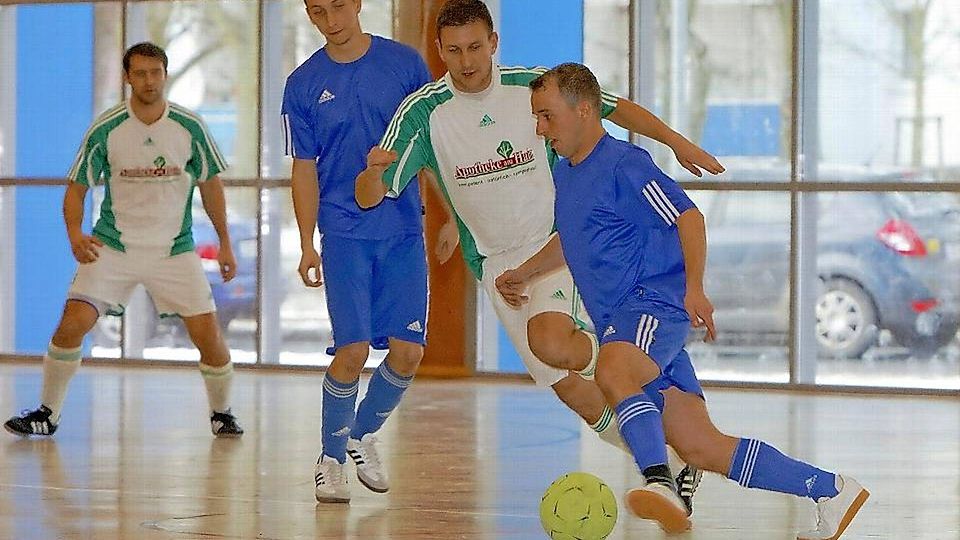 Zwei der Besten beim Hallenmasters gegeneinander. Matthias Schütz (r., Vetschau), der von den Trainern der anderen Mannschaften als bester Spieler gewählt wurde, versucht an Martin Scholz (Lübben) vorbeizugehen. Foto: Roland Hottas
