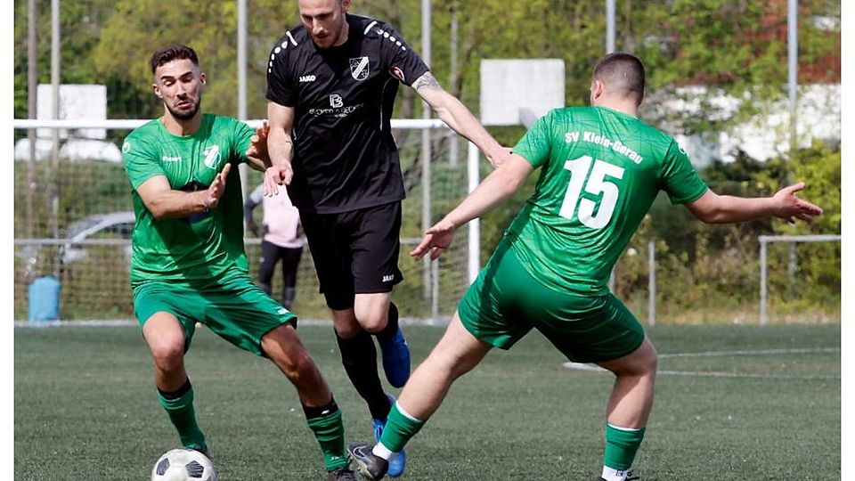 In die Zange genommen wird Philipp Traupel (Mitte) von der SG Trebur-Astheim, die gegen den SV Klein-Gerau um Salvatore Aiuto (links) und Diyar Kaya überraschend 0:1 verliert. 	Foto: André Dziemballa