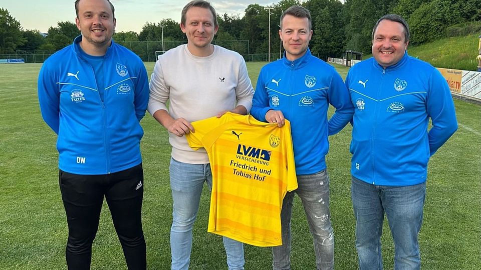 Die beiden sportlichen Leiter Dominik Wagner (links) und Stefan Berthold (rechts) mit dem Spielertrainer-Duo Stefan Lohberger und Matthias Lauerer.