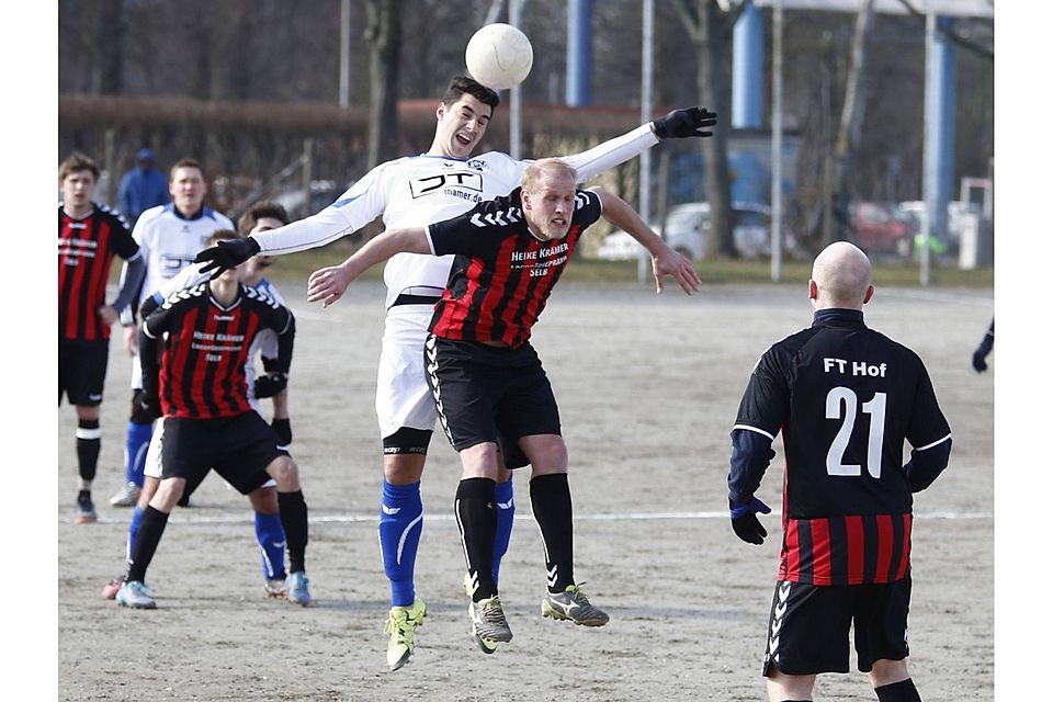 Ist nach auskurierter Erkrankung wieder mit von der Partie: Alexander Koßmann (weißes Trikot) will seinem FSV Bayreuth helfen, die souveräne Tabellenführung weiter auszubauen. F: Kolb