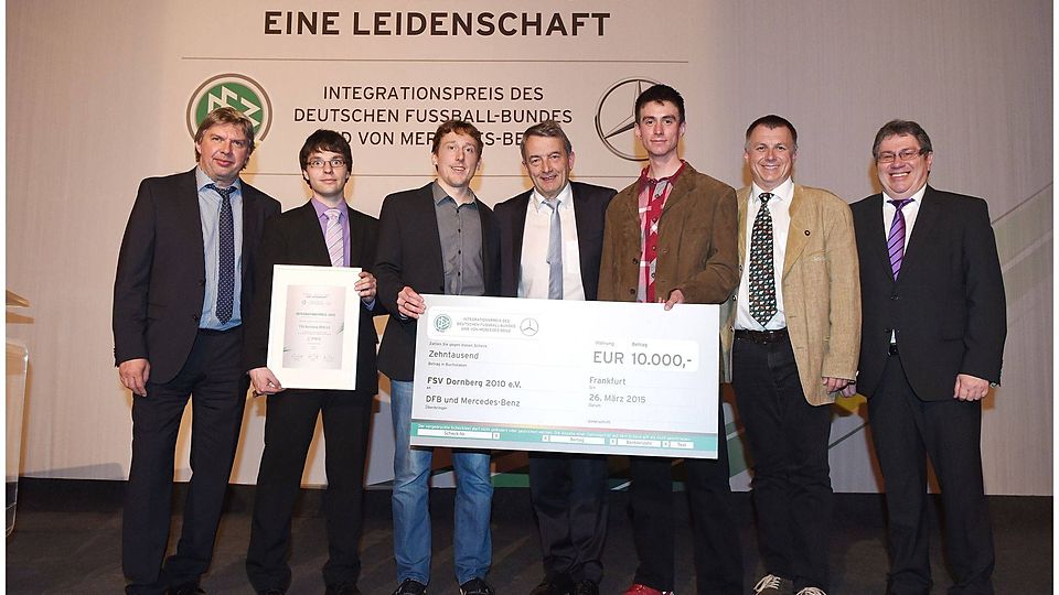 Von links: Ronny Zimmermann (bfv-Präsident, DFB-Vizepräsident), Andreas Böna (Trainer, Kassier FSV Dornberg), Johannes Kreß (Schriftführer, Pressewart FSV Dornberg), Julian Stieber (2. Vorsitzender FSV Dornberg), Wolfgang Niersbach (DFB-Präsident), Frederik Böna (1. Vorsitzender FSV Dornberg) und Helmut Sickmüller (bfv-Integrationsbeauftragter).  Foto: bfv/GES