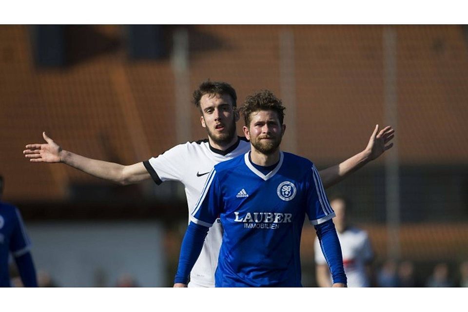 Tja, es läuft, scheint Lukas Röder (in weiß) vom VfB Oberndorf zu signalisieren. Der Aufsteiger hat zwar das Spitzenspiel gegen Türk Gücü Hanau verloren, belebt aber bisher das Geschehen in der Fußball-Gruppenliga Frankfurt Ost.	Foto: Archiv/Waitz