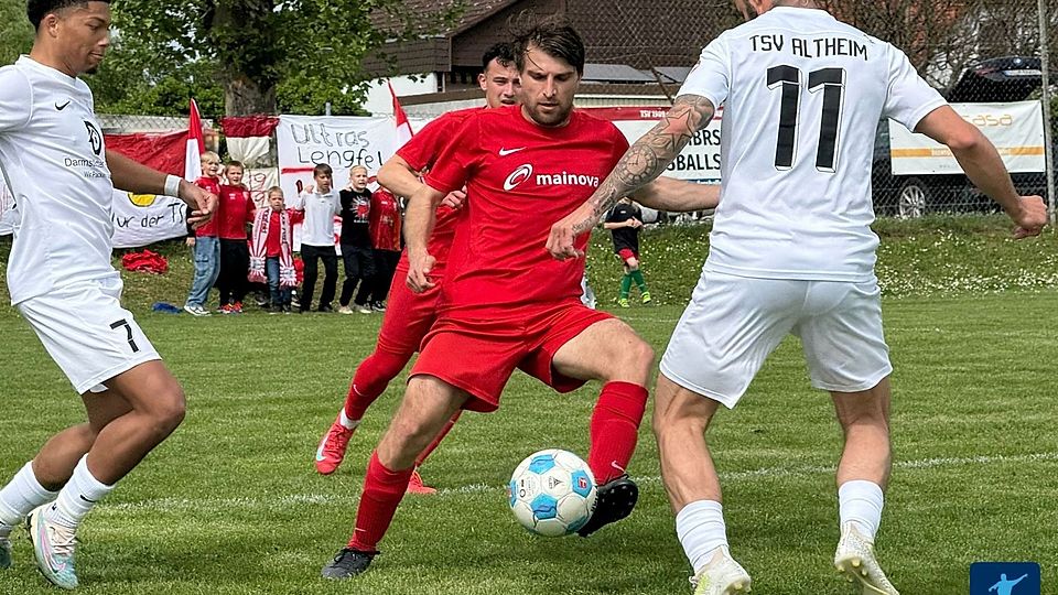 Enge Kiste: Kellerkind TSV Lengfeld (in rot) und Primus TSV Altheim lieferten sich eine abwechslungsreiche Partie, mit dem besseren Ende für den Gast (3:4). 