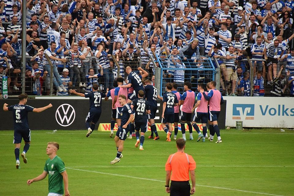 Kollektiver Jubel nach dem Führungstreffer des MSV Duisburg.