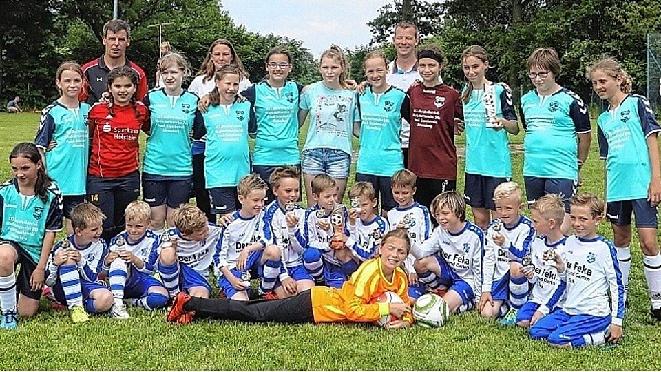 Vorbildlicher Auftritt auf dem Rasen: Die beiden Sieger der Fairplay-wertung, die D-Juniorinnen der SG Holstein Süd und die F-Junioren des SV Siek (weiße Trikots) posieren nach der Auszeichnung zusammen. un