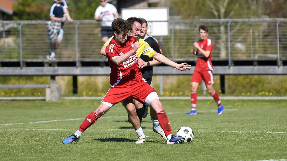 Letztlich chancenlos: Der TSV Peiting (in Rot, Maximilian Heiß) verlor gegen das gastgebende Team des SV Münsing (hier Stefan Mannweiler) deutlich.