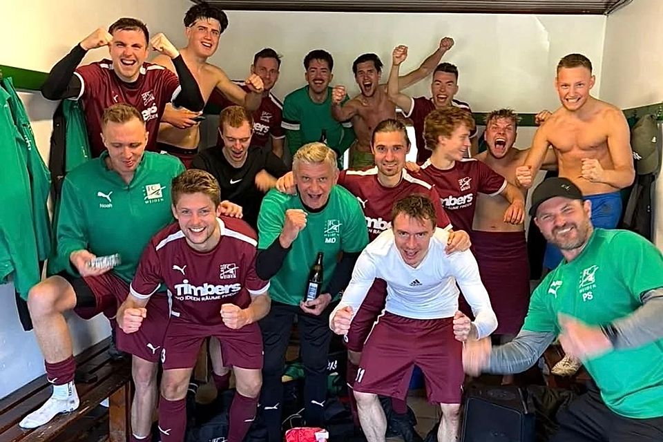 Jubel bei den „Ostlern“: Trotz Personalnots behauptete sich der FC Weiden-Ost in Furth im Wald