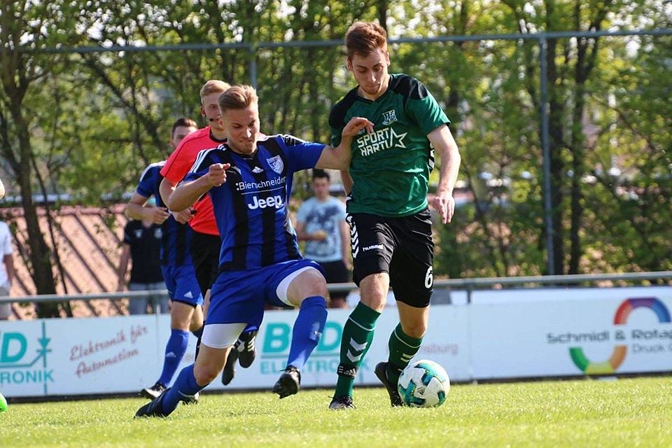 TSV Kareth-Lappersdorf (blau) und TSV Bad Abbach (grün) sind heiß auf das Derby.