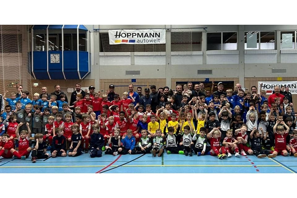 Ungefähr 100 Bambini-Fußballer kamen auf Einladung des SSC Burg in Dillenburg zusammen. Foto: Roger Schmidt Ungefähr 100 Bambini-Fußballer kamen auf Einladung des SSC Burg in Dillenburg zusammen. Foto: Roger Schmidt © Roger Schmidt