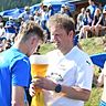 Prost, auf den Aufstieg! Habischrieds Trainer Armin Wurm lädt zum Aufstiegs-Schluck ein!