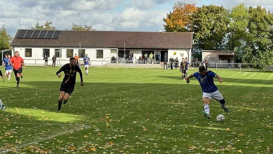 Immerhin einen Auswärtszähler erkämpfte sich die SSV Dillingen beim Aufsteiger SV Mauren. Die Mannen von Spielertrainer Alexander Kinder (rechts im Bild) überzeugten beim 1:1-Unentschieden am Reinberg mit einer durchweg leidenschaftlichen Vorstellung.