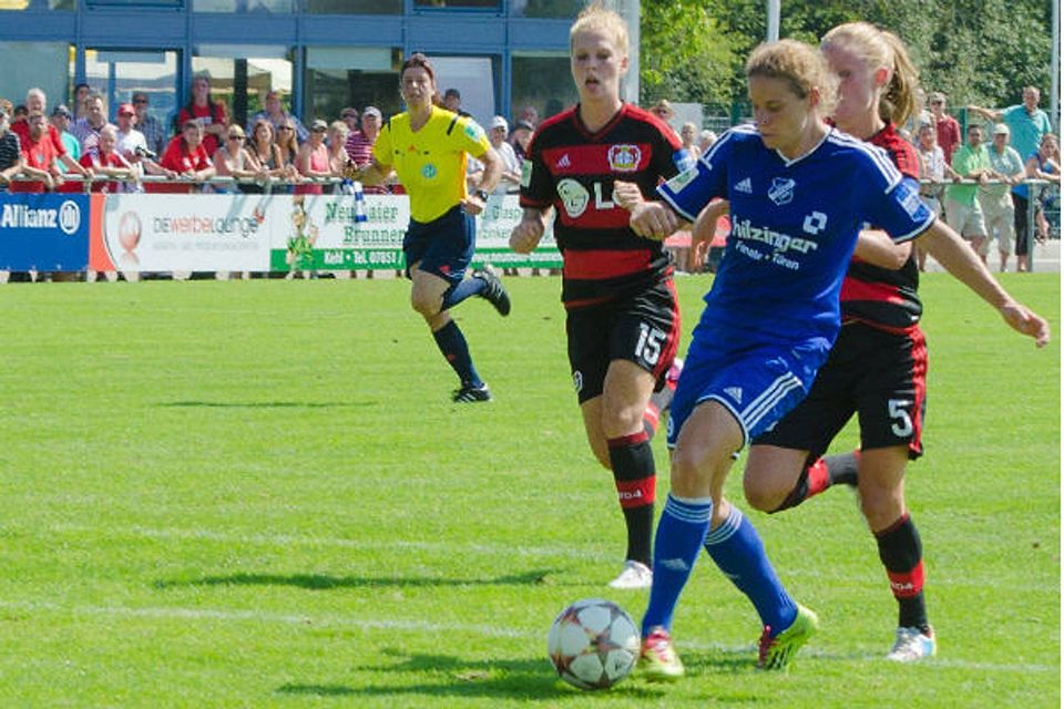 Nina Burger, hier im Bundesligaspiel gegen Bayer Leverkusen, erzielte drei Tore für den SC Sand,