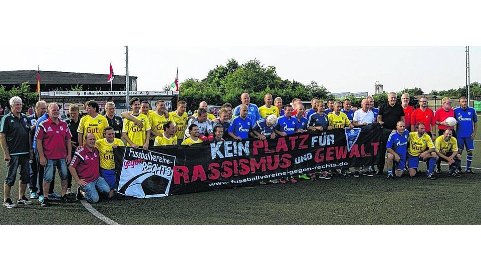 Wichtige Botschaft: Die Schalker Traditionself und die Kreis11Düren stehen zusammen gegen Rassismus und Gewalt. Foto: BC Oberzier