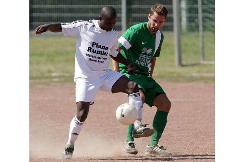 Zwei Treffer erzielte Humphrey Asaah (links) beim 4:0-Sieg des SV Beuel 06 im Lokalderby beim TuS Pützchen (hier im Duell mit Nadim Pesenti) Foto: Wolfgang Henry