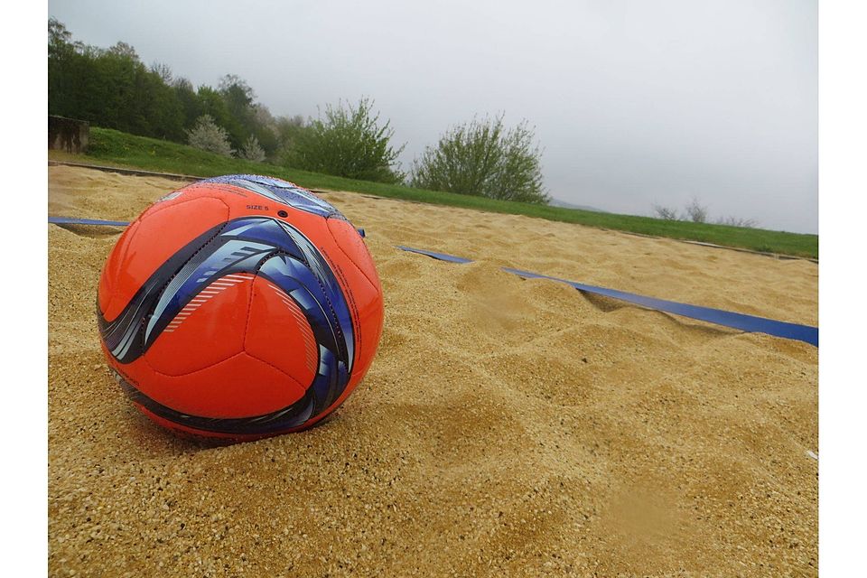 Urlaubsgefühle kommen hier nicht wirklich auf: Das Beach soccer-Feld auf dem Petrisberg. TV-Foto: Christian Altmayer