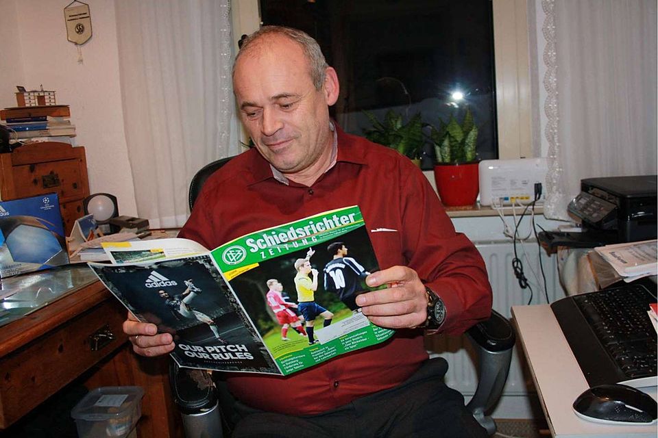 Thomas Schnaufer mit einer seiner Lieblingslektüren: Der DFB-Schiedsrichter-Zeitung  Foto: Gauß