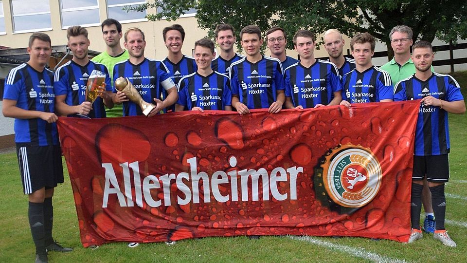 Der FC Blau-Weiß Weser jubelt über Platz eins in Fürstenberg.