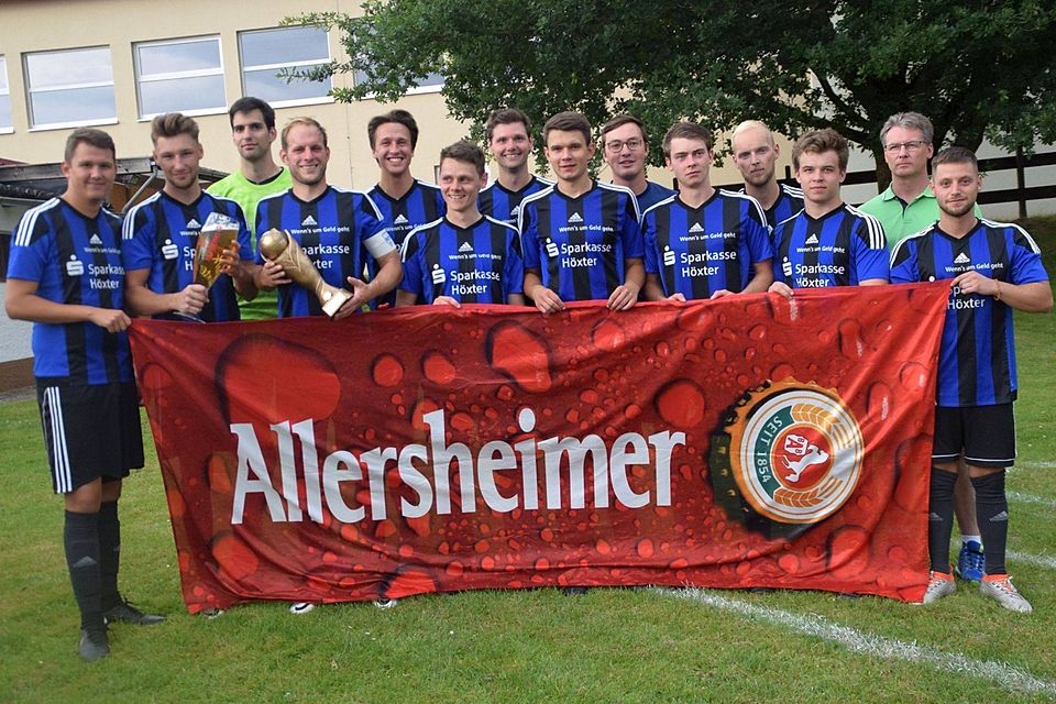 Der FC Blau-Weiß Weser jubelt über Platz eins in Fürstenberg.