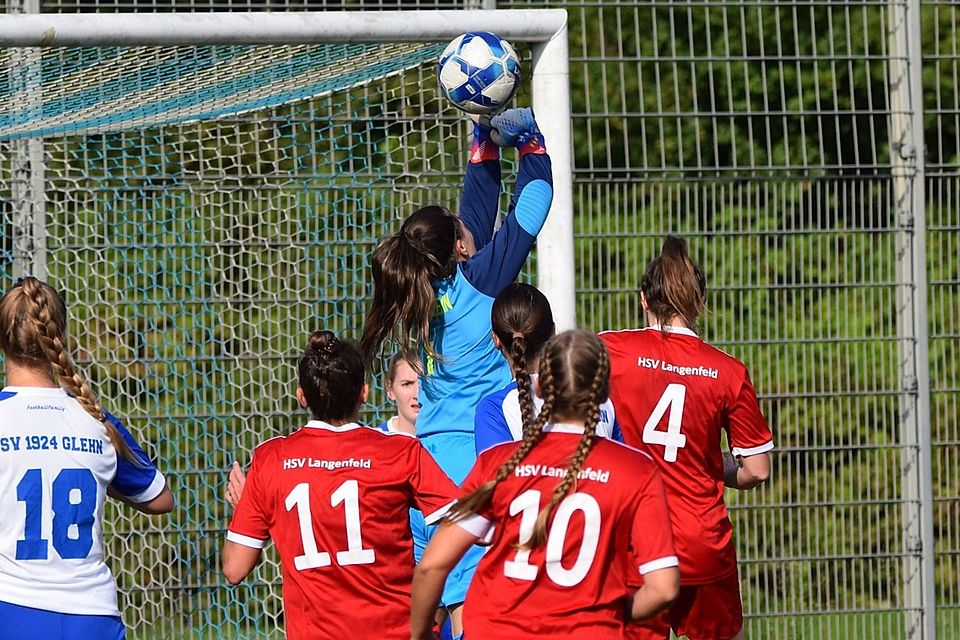 Der Blick der Frauen des HSV Langenfeld richtet sich nach dem Sieg gegen Glehn nach oben.