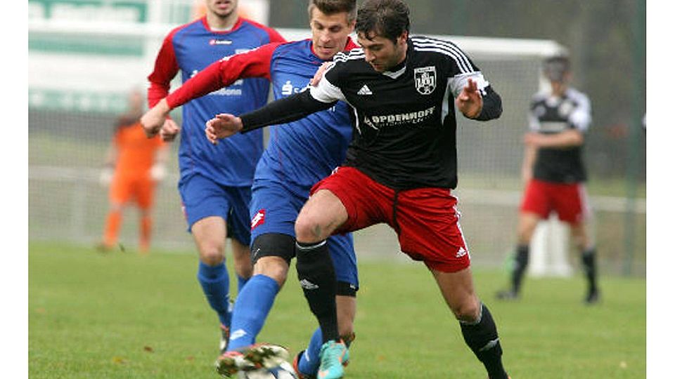 Torgarant soll für den FC Hennef Denis Wegner (vorn) sein, der im bisherigen Saisonverlauf zehn Mal ins Schwarze traf.Foto: Wolfgang Henry