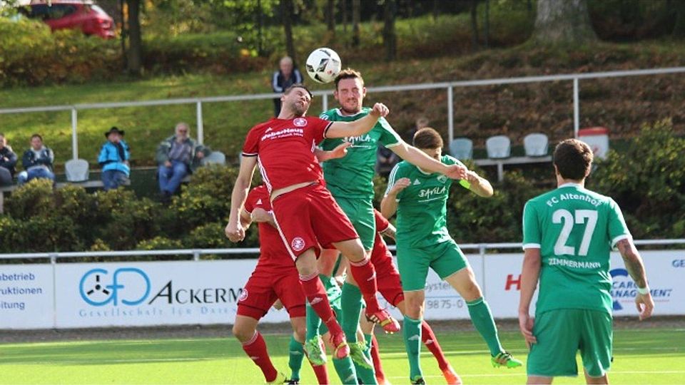 Rot-Weiß Hünsborn gewann das umkämpfte Derby gegen den FC Altenhof mit 2:0.  Fotos: juka/pm