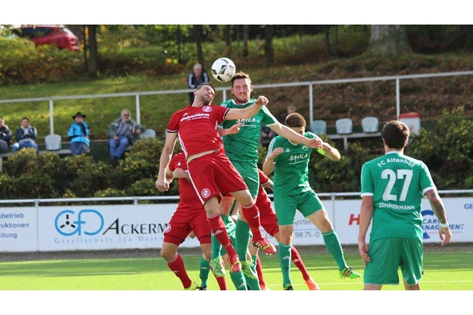 Rot-Weiß Hünsborn gewann das umkämpfte Derby gegen den FC Altenhof mit 2:0.  Fotos: juka/pm