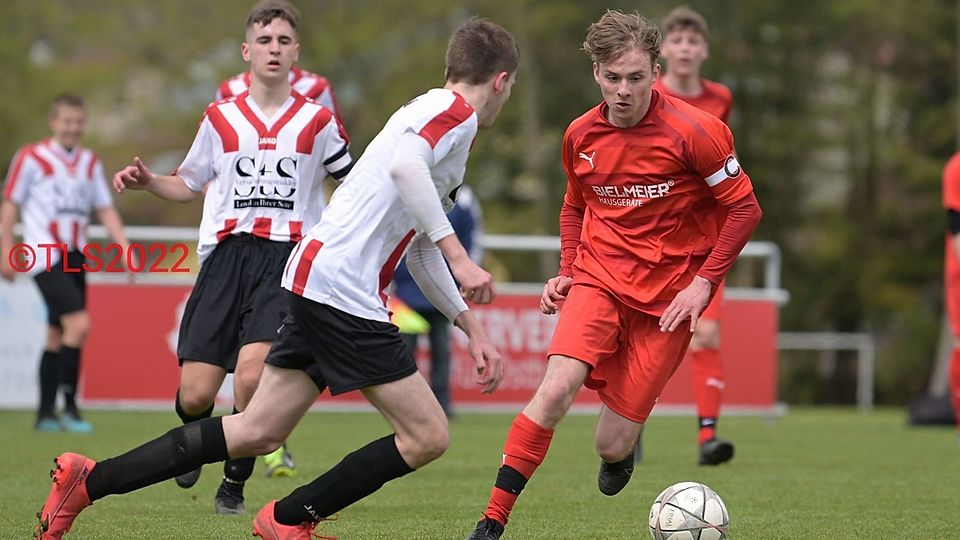 Der 1. FC Bad Kötzting (rotes Trikot) schickt nächste Saison wieder eine A-Jugend-Mannschaft in den Spielbetrieb.